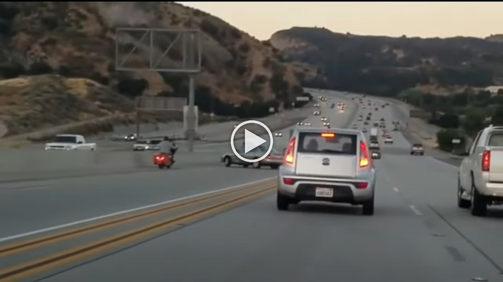 Μηχανόβιος κλωτσά αυτοκίνητo προκαλώντας χάος [video]